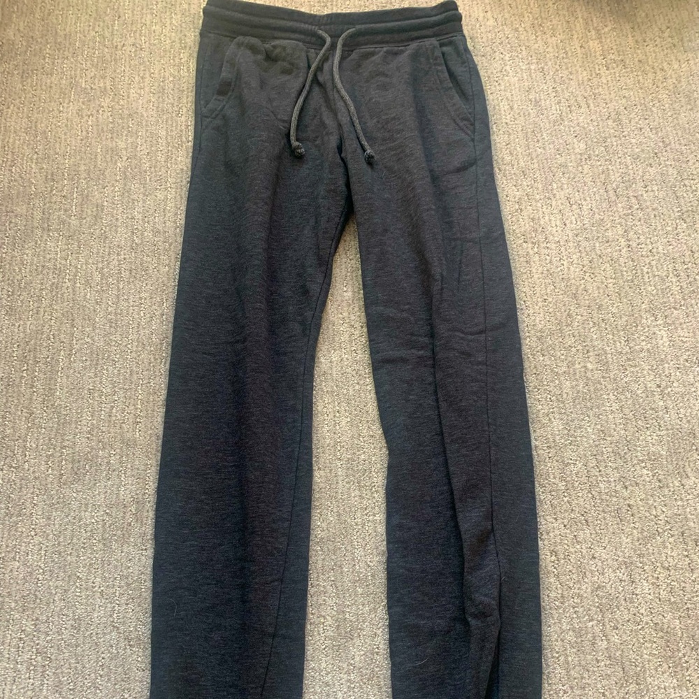 Loose fitting, adjustable waist, has pockets